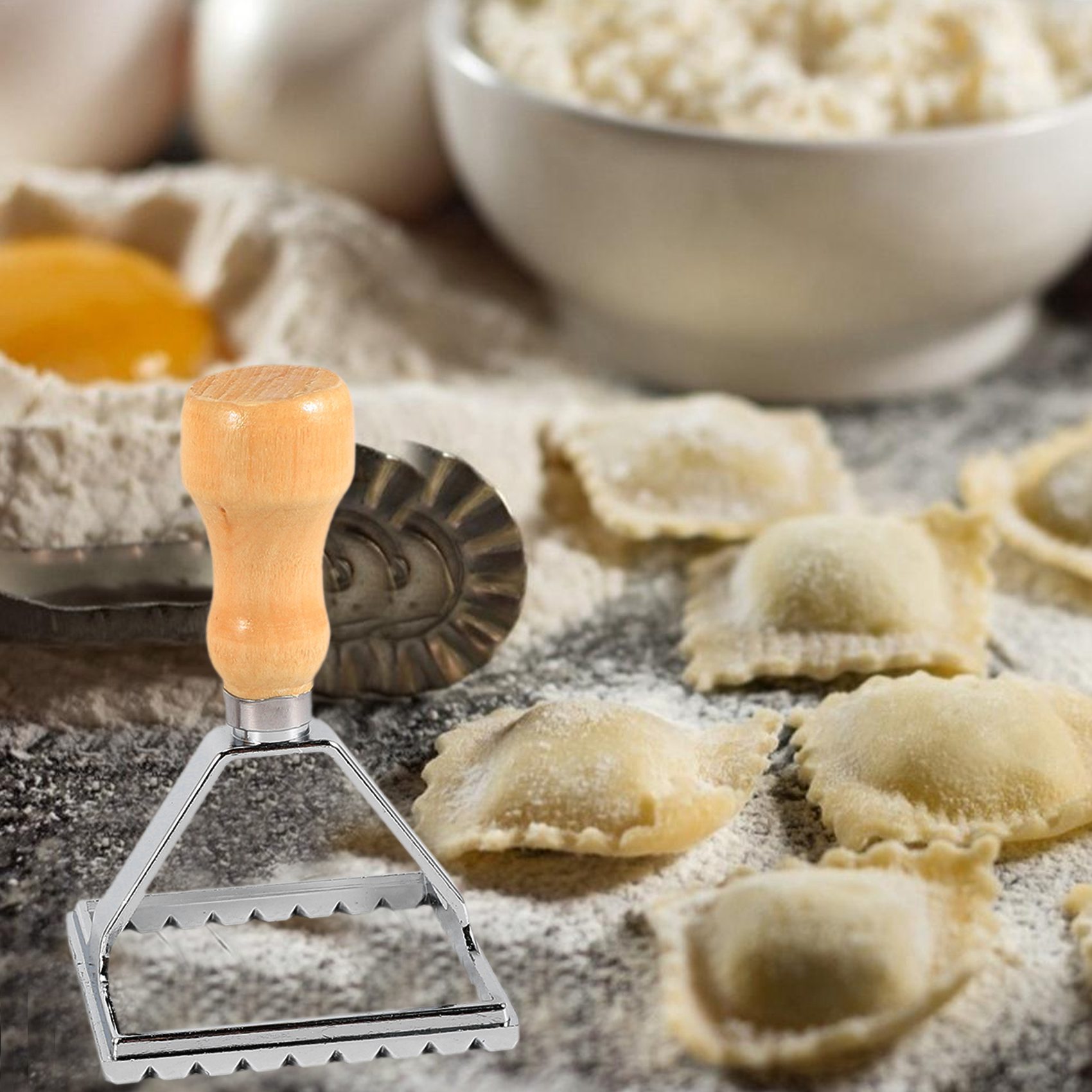 Dumpling Press Set - AA94 ラビオリメーカー用カッター＆スタンプセット - 木製のハンドルが付いた、ラビオリ、パスタ、餃子、ラザニアなどを作るための、優れた生地カッターとプレス用スタンプ